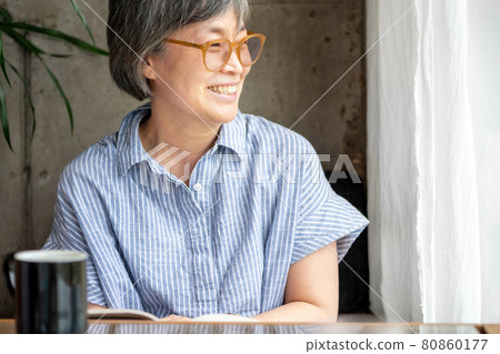 中年女性的生活方式舒適 80860177