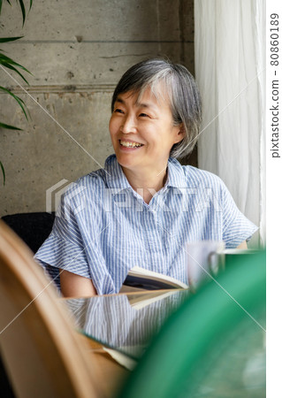 中年女性的生活方式舒適 中年女性的生活方式舒適 80860189