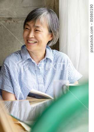 中年女性的生活方式舒適 80860190