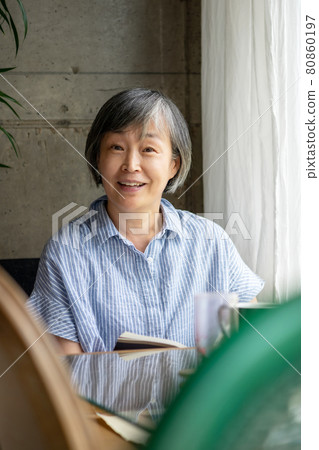 中年女性的生活方式舒適 80860197