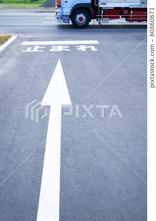 There is a driveway sidewalk, and it is temporarily stopped. There is a driveway sidewalk, and it is temporarily stopped. 80860671
