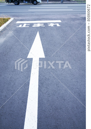 There is a driveway sidewalk, and it is temporarily stopped. There is a driveway sidewalk, and it is temporarily stopped. 80860672