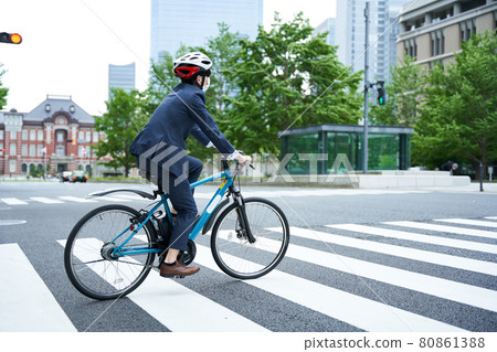 男子騎著自行車在城市 80861388