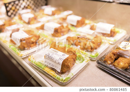 Fried chicken sold at the supermarket 80861485