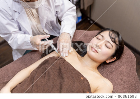 接受整容手術的女性（溶脂注射、腋下肉） 80861698