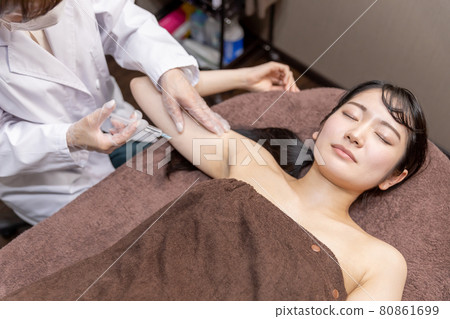 接受整容手術的女性（溶脂注射、上臂） 80861699