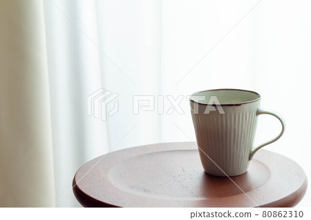 放在窗台上的咖啡杯 放在窗台上的咖啡杯 80862310