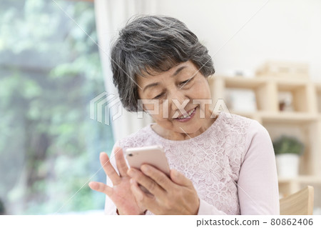 使用智能手機的高級女性 使用智能手機的高級女性 80862406