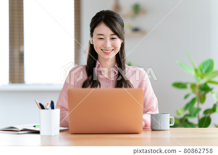 在家遠程辦公的女人 80862758