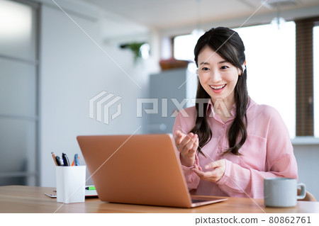 在家遠程辦公的女人 80862761
