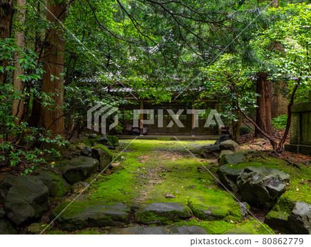 Mossy road and wooden building (Ema-den) (Yahiko Shrine, Yahiko Village, Niigata Prefecture) 80862779