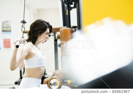 女子訓練運動健身房 lat 下拉 80862967
