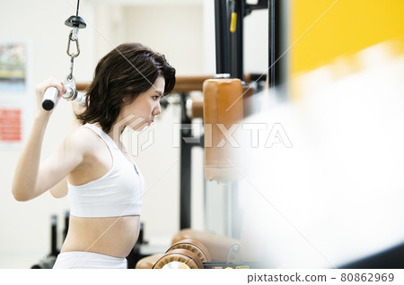 女子訓練運動健身房 lat 下拉 女子訓練運動健身房 lat 下拉 80862969