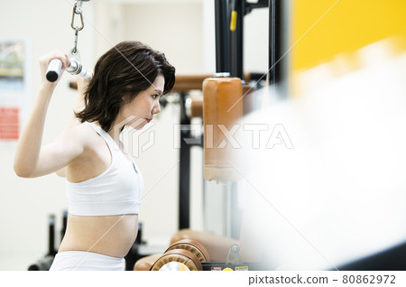 女子訓練運動健身房 lat 下拉 女子訓練運動健身房 lat 下拉 80862972