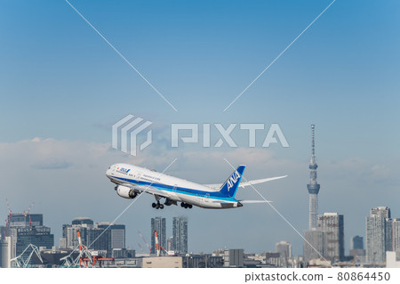 [從羽田機場2號航站樓和東京晴空塔起飛的全日空飛機] 80864450