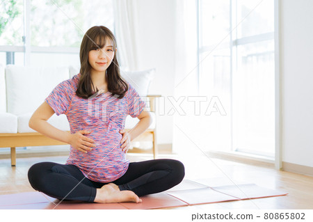 Maternity Yoga 80865802