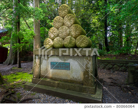 A monument imitating a rice bag (Yahiko Shrine, Yahiko Village, Niigata Prefecture) 80866064