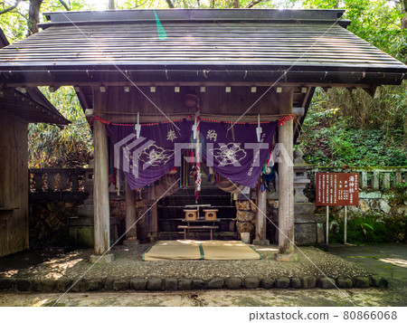 A small shrine in the mountains (Yu Shrine, Yahiko Village, Niigata Prefecture) 80866068