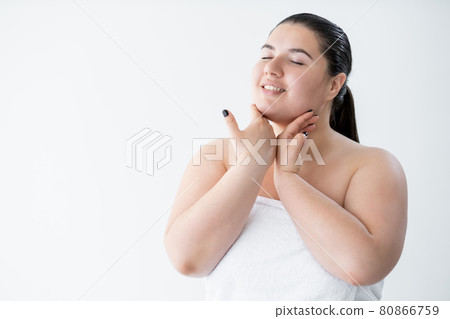 sensitive care cosmetic happy curvy woman body 80866759