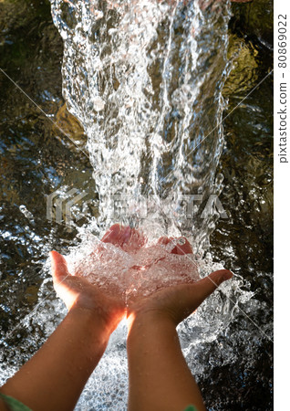 山中清涼可口的泉水 | 大自然的恩賜 80869022