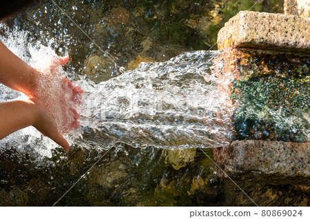 山中清涼可口的泉水 | 大自然的恩賜 80869024