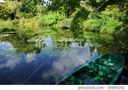 Monet's water garden where water lilies float in Kitagawa village 80869262