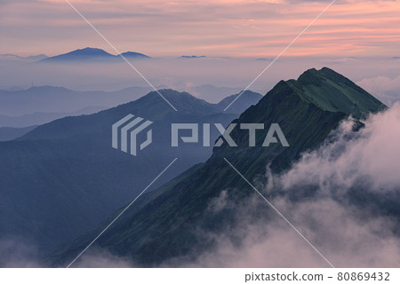Tanigawa mountain range and sea of clouds at dusk Tanigawa mountain range and sea of clouds at dusk 80869432