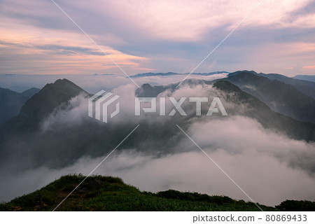 Tanigawa mountain range ridgeline and sea of clouds at dusk Tanigawa mountain range ridgeline and sea of clouds at dusk 80869433