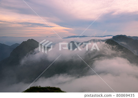 Summer dusk, sea of clouds over the Tanigawa mountain range 80869435