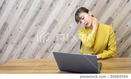 疲憊的女商人在辦公室工作時擔心肩膀僵硬和頸部疼痛 疲憊的女商人在辦公室工作時擔心肩膀僵硬和頸部疼痛 80869564