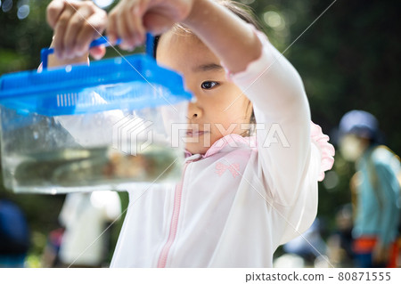 喜歡在河裡玩耍的女孩 80871555