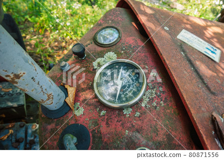 在一輛破拖拉機的米附近 80871556