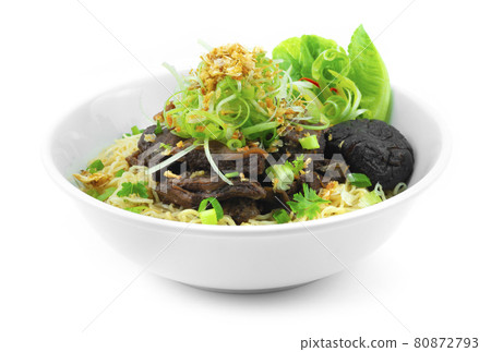 Egg Noodles with Braised Beef ontop spring onion and crispy garlic Chinese Food 80872793
