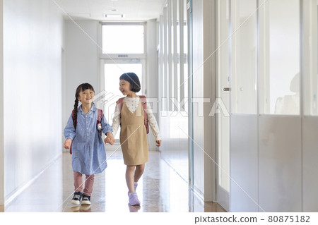 Elementary school girl walking in the school corridor Photo cooperation: Japanese language school attached to Chuo Technical School Elementary school girl walking in the school corridor Photo cooperation: Japanese language school attached to Chuo Technical School 80875182