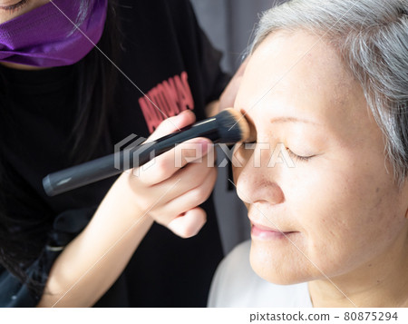 Senior asian woman and make up artist. 80875294