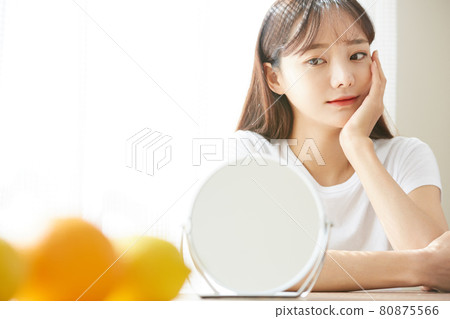 Young woman doing skin care at home Young woman doing skin care at home 80875566