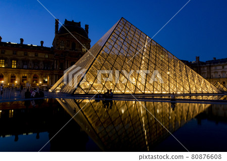 Louvre Museum Paris evening view Louvre Museum Paris evening view 80876608