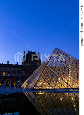 Louvre Museum Paris evening view 80876610