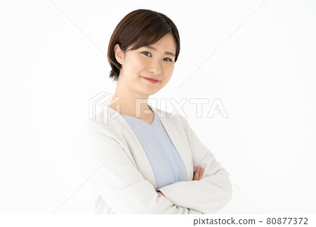 女商人肖像手臂折疊 80877372