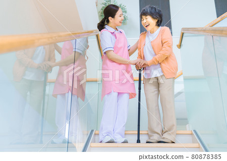 樓梯上的高級婦女和護理人員 80878385