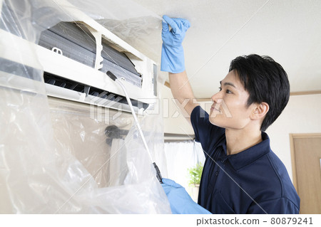 房屋清潔工人清潔空調 80879241