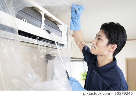 房屋清潔工人清潔空調 80879246