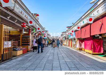 Cityscape of Tokyo Sensoji Temple / Nakamise Shopping Street 80880289