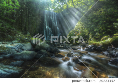 瀑佈光束 80883352