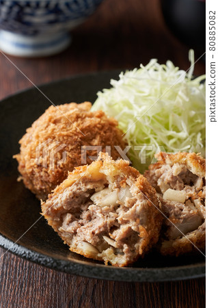 Menchi-katsu 分成兩半 Menchi-katsu 分成兩半 80885082