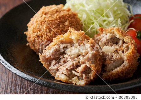 Menchi-katsu 分成兩半 Menchi-katsu 分成兩半 80885083