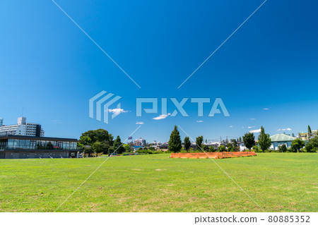 杉並區 下海道大空公園的廣闊空間 夏日藍天 京王線 東京都杉並區 80885352