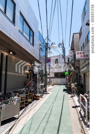 東京都世田谷區夏日藍天下海道站市場京王線下海道站北口商店街小巷散步 東京都世田谷區夏日藍天下海道站市場京王線下海道站北口商店街小巷散步 80885356