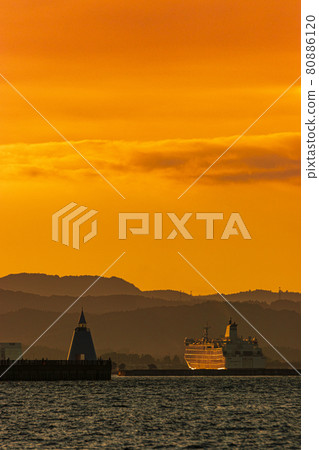 Ferry entering Aomori Port at dusk in Aomori Prefecture 80886120