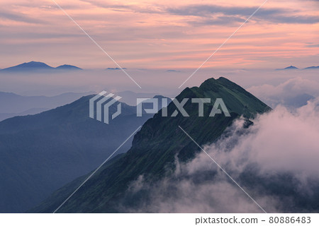 黃昏時分谷川山脈上空的雲海 80886483